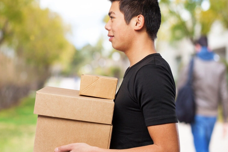 Personal din Asia pentru livrare