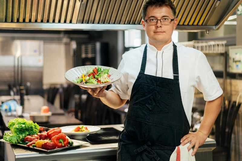 Personal din Asia pentru restaurante