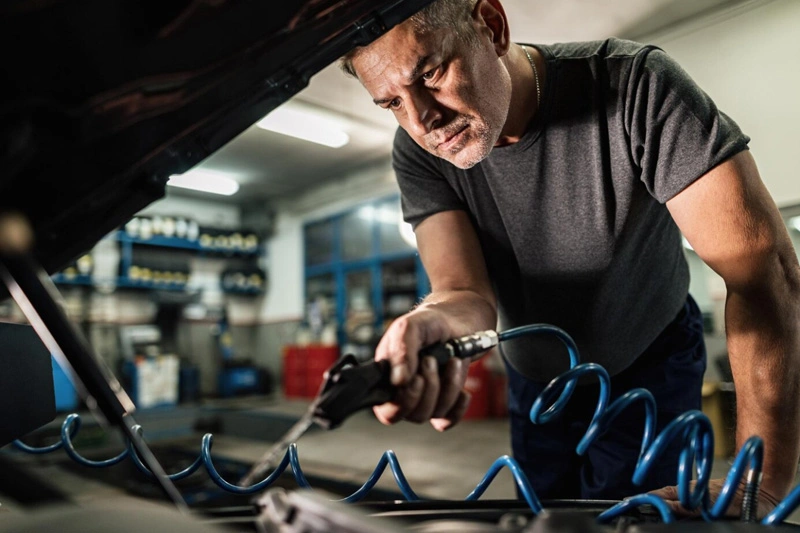 Personal din Asia pentru service auto