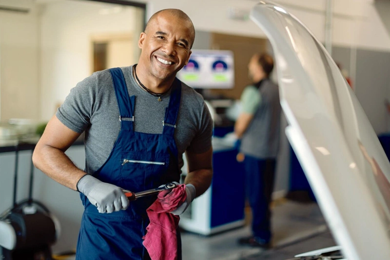 Personal din Asia pentru service auto