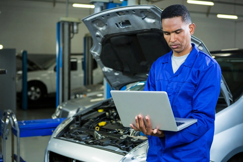 Personal din Asia pentru service auto