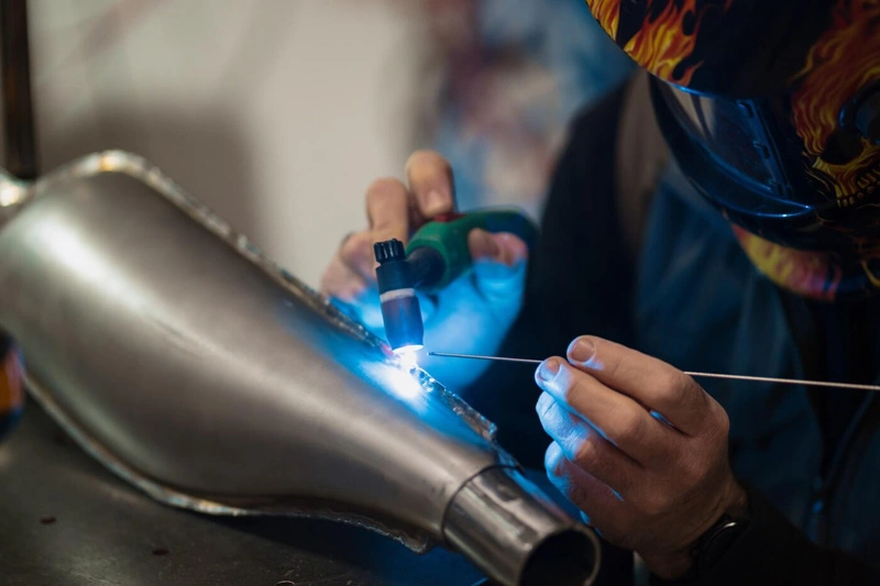 Personal din Asia pentru sudori