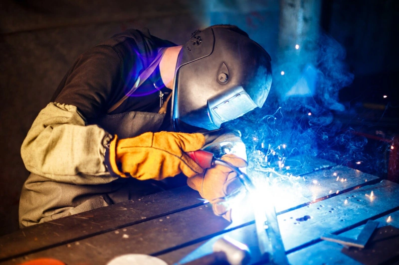 Personal din Asia pentru sudori